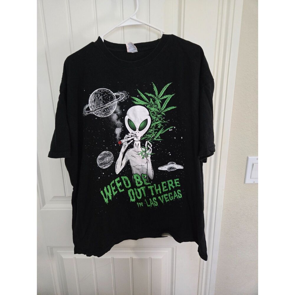 Yazbek Men’s Size 2XL Black Alien Las Vegas Graphic T-Shirt Weed Be Out There